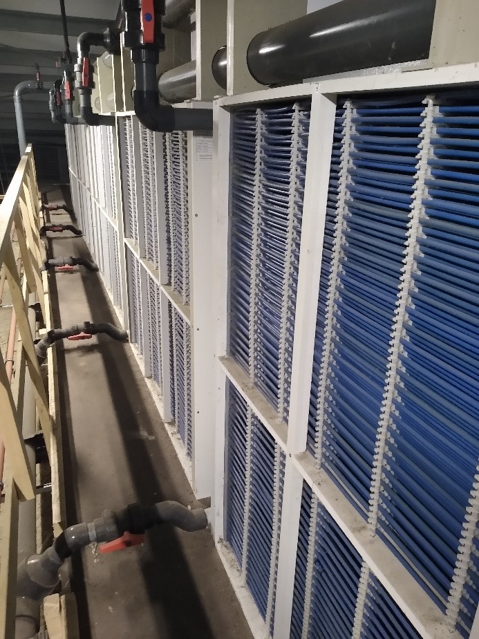 Wasser-Luft-Wärmetauscher im Dachraum inklusive der registerspezifischen Wasserleitungen. Klick führt zu Großansicht im neuen Fenster. 