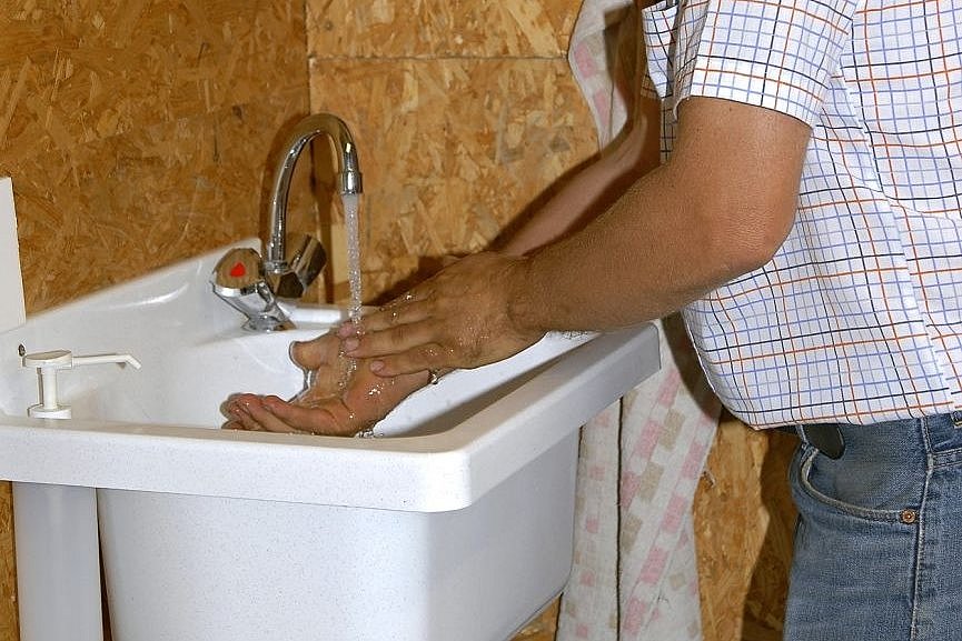 Ein Mann wäscht sich die Hände.