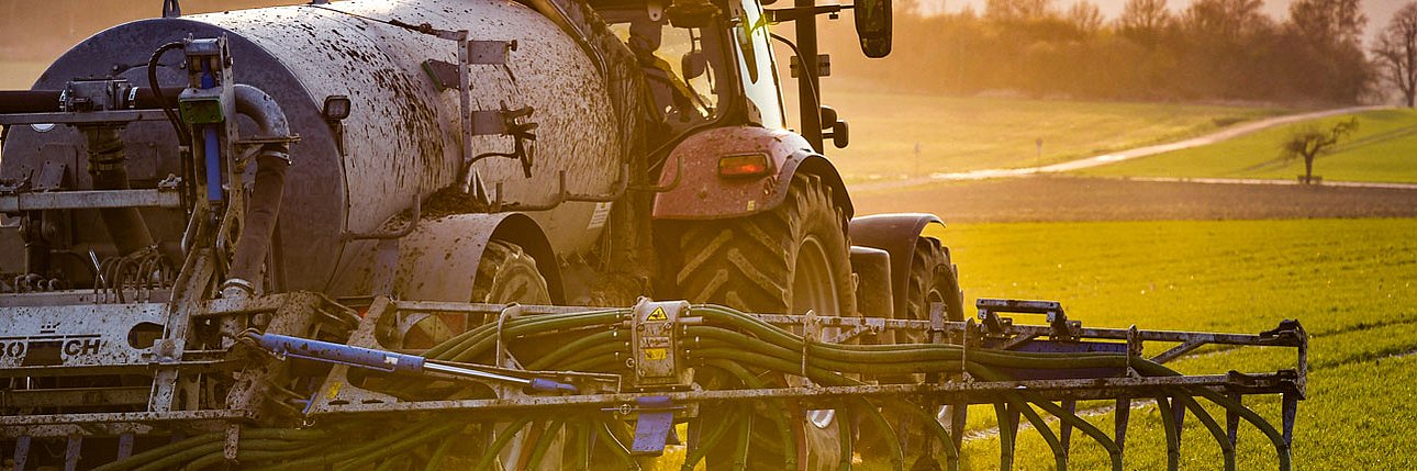 Schlepper mit Güllefaß. Klick führt zu Großansicht in neuem Fenster.