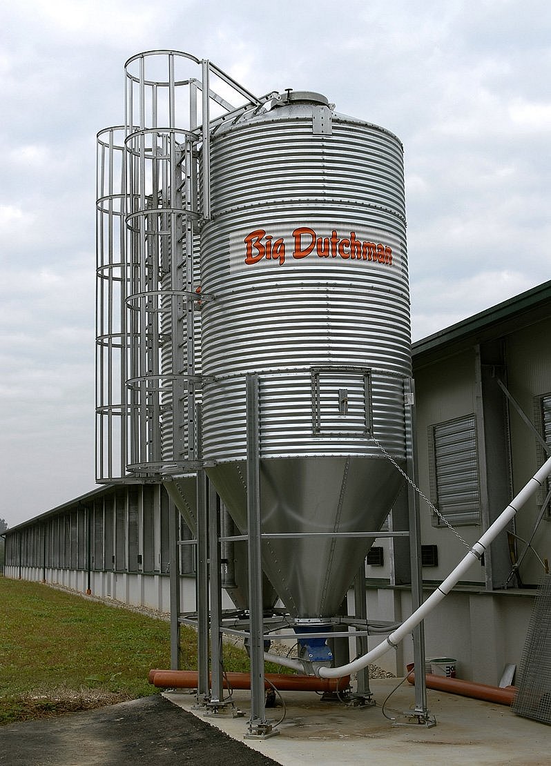 Mehrere Silos stehen vor einem Stall. Klick führt zu Großansicht im neuen Fenster.